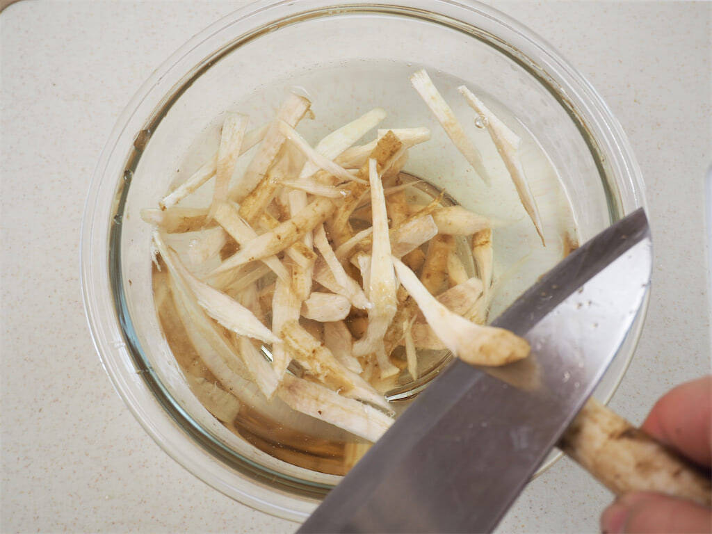 【えっ！みそ汁に牛乳を？】骨活できる「具だくさんみそ汁」作ってみた！コク深〜い和風チャウダー爆誕♪