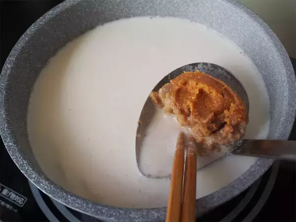 「【えっ！みそ汁に牛乳を？】骨活できる「具だくさんみそ汁」作ってみた！コク深〜い和風チャウダー爆誕♪」の画像