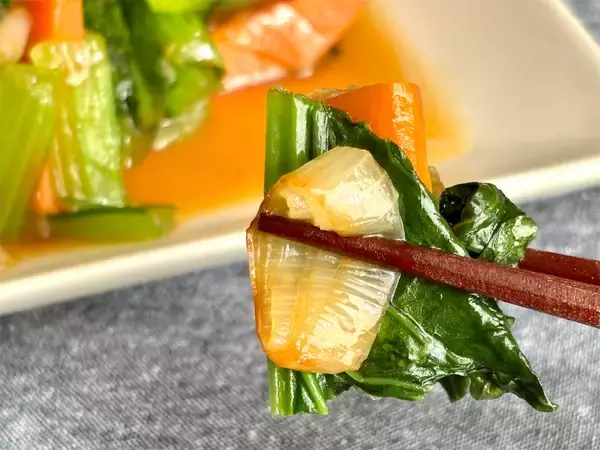 「【長ねぎ丸ごとが旨味のヒケツ】堀江ひろ子さん考案「小松菜のエスニック炒め」作ってみた！ねぎ油が香ばしい～♡」の画像