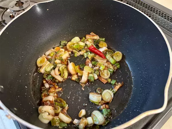 「【長ねぎ丸ごとが旨味のヒケツ】堀江ひろ子さん考案「小松菜のエスニック炒め」作ってみた！ねぎ油が香ばしい～♡」の画像