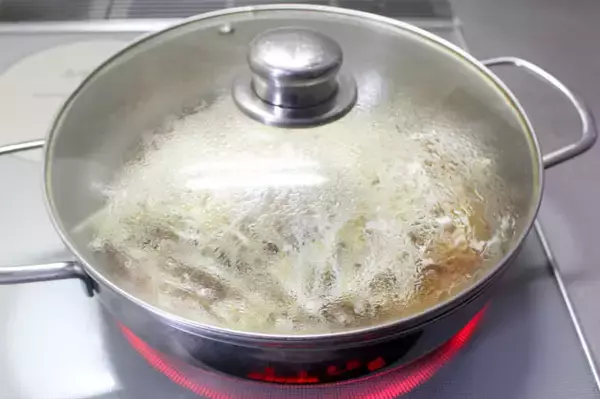 「【リュウジレシピ】鍋の原点「虚無鍋」作ってみた！豚こま＆もやしコンビって最強じゃね⁉150円で大満足♡【98万回再生】」の画像