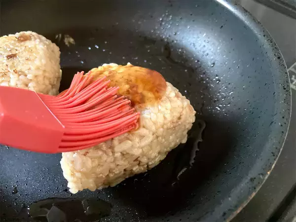 「【おにぎり作家発】「お好みソースとチーズの焼きおにぎり」に挑戦♪ソースを塗り重ねて焼くとウマさUP！」の画像