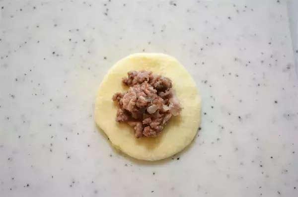 「【じゃがいもの未知レシピ】北海道発の「UFO団子」作ってみた！発酵不要でモチモチ食感…むむ、ピロシキ!?」の画像