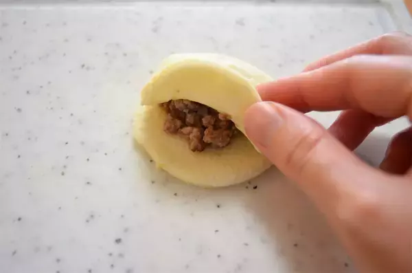 「【じゃがいもの未知レシピ】北海道発の「UFO団子」作ってみた！発酵不要でモチモチ食感…むむ、ピロシキ!?」の画像