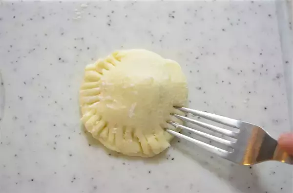 「【じゃがいもの未知レシピ】北海道発の「UFO団子」作ってみた！発酵不要でモチモチ食感…むむ、ピロシキ!?」の画像