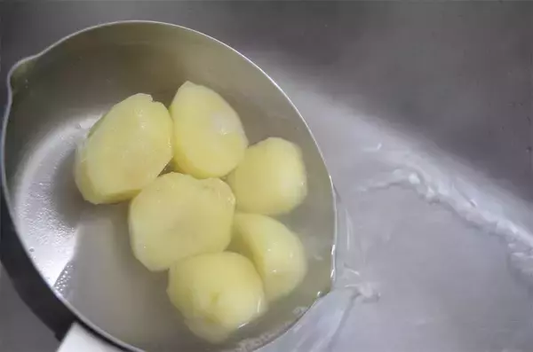 「【じゃがいもの未知レシピ】北海道発の「UFO団子」作ってみた！発酵不要でモチモチ食感…むむ、ピロシキ!?」の画像