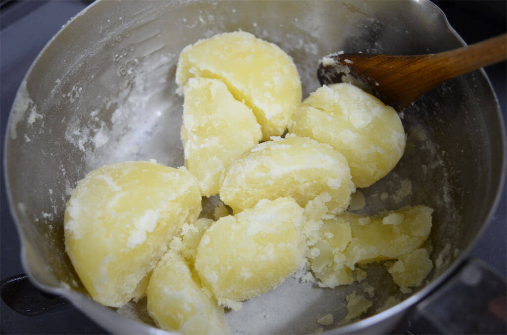 【じゃがいもの未知レシピ】北海道発の「UFO団子」作ってみた！発酵不要でモチモチ食感…むむ、ピロシキ!?