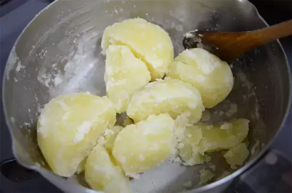 「【じゃがいもの未知レシピ】北海道発の「UFO団子」作ってみた！発酵不要でモチモチ食感…むむ、ピロシキ!?」の画像