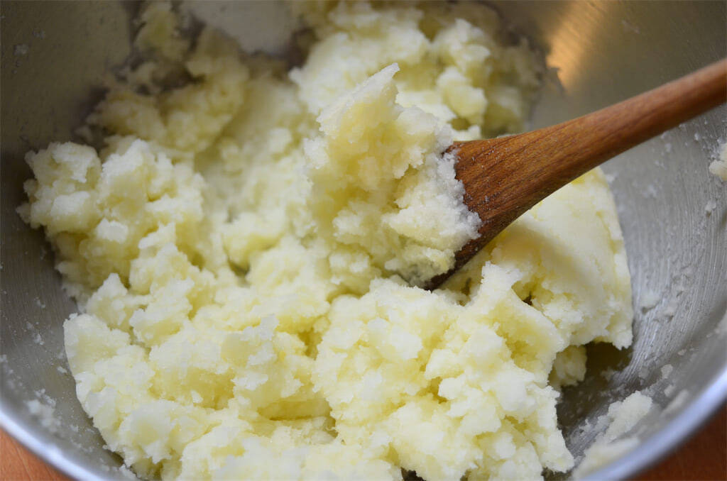 【じゃがいもの未知レシピ】北海道発の「UFO団子」作ってみた！発酵不要でモチモチ食感…むむ、ピロシキ!?