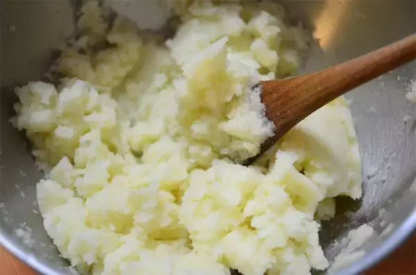 「【じゃがいもの未知レシピ】北海道発の「UFO団子」作ってみた！発酵不要でモチモチ食感…むむ、ピロシキ!?」の画像