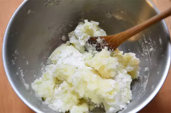 「【じゃがいもの未知レシピ】北海道発の「UFO団子」作ってみた！発酵不要でモチモチ食感…むむ、ピロシキ!?」の画像