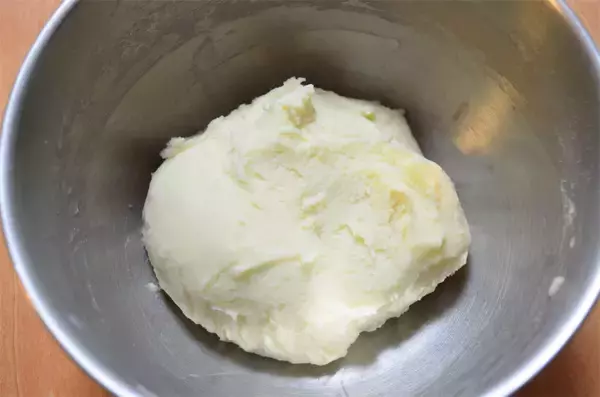 「【じゃがいもの未知レシピ】北海道発の「UFO団子」作ってみた！発酵不要でモチモチ食感…むむ、ピロシキ!?」の画像