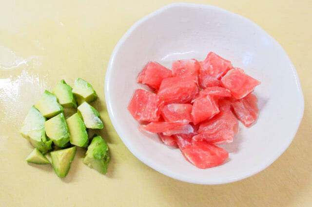 【アボカド＆マグロに合いすぎ♡】新顔調味料「塩麹トマトサルサ」で和えるだけ5分♪ポキ丼作ってみた！