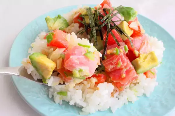 「【アボカド＆マグロに合いすぎ♡】新顔調味料「塩麹トマトサルサ」で和えるだけ5分♪ポキ丼作ってみた！」の画像