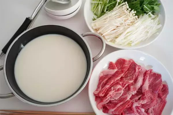 「【牛乳でお肉とろける♡】ミルキーな濃厚コンソメスープで「しゃぶしゃぶ」してみた！牛乳消費にも！」の画像