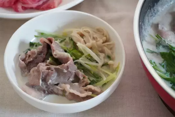 「【牛乳でお肉とろける♡】ミルキーな濃厚コンソメスープで「しゃぶしゃぶ」してみた！牛乳消費にも！」の画像