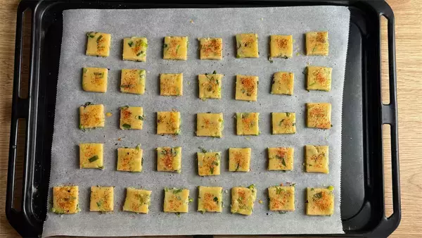 「【甘じょっぱ沼にハマる】やみつき確定！「米粉のネギ味噌クッキー」はザクザクのピリ辛♪【元パティシエ直伝】」の画像