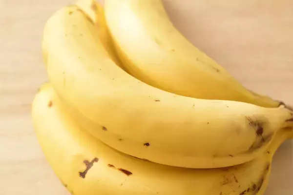 「【バナナ長持ち保存術】農家直伝！1房買ったらバナナスタンド…ではなく、1本1本にバラして常温保存!?」の画像