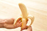 「【バナナ長持ち保存術】農家直伝！1房買ったらバナナスタンド…ではなく、1本1本にバラして常温保存!?」の画像6