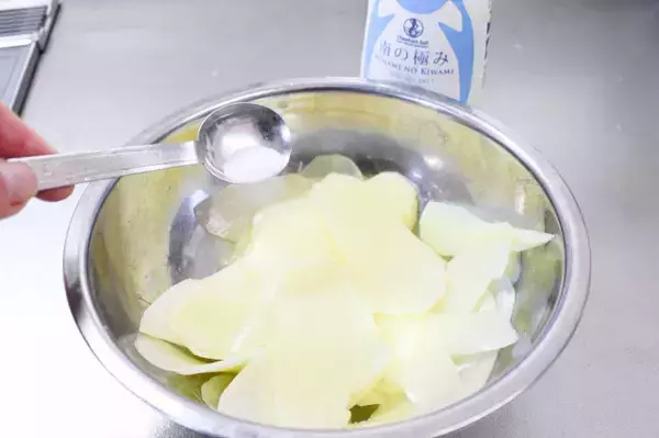 「その発想はなかった！スライスして巻いて揚げる♪「くるくるフライドポテト」はカリッ＆ほっくほくの新食感♪」の画像