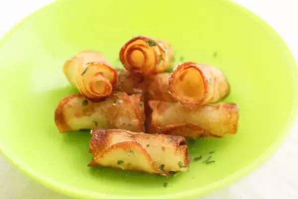 「その発想はなかった！スライスして巻いて揚げる♪「くるくるフライドポテト」はカリッ＆ほっくほくの新食感♪」の画像