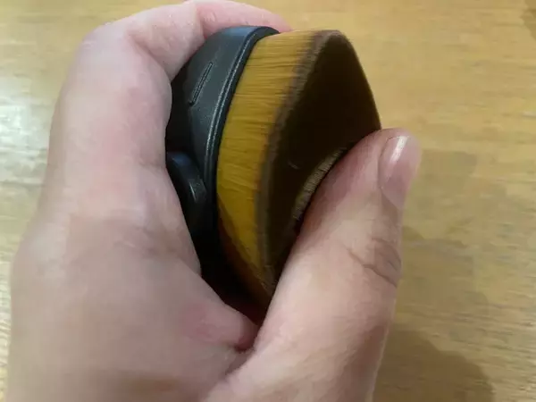 「【ダイソー】某デパコス風「ファンデブラシ」爆誕！みっちり詰まった毛量を見て！触ると…気持ちいい～♡」の画像