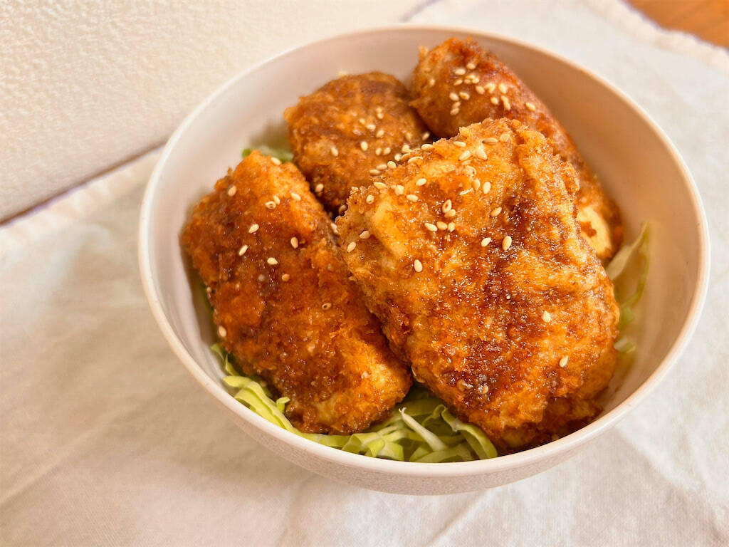 【やみつき豆腐カツ】揚げ物なのにヘルシーな「ソースカツ丼」作ってみた！特製甘辛ソースでキャベツ大盛必須♪