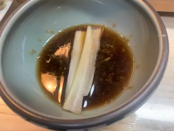 「【セロリ大量消費】2人分で4本も‼セロリをしゃぶしゃぶしたら…甘さを引き出してウマくて止まらない件」の画像