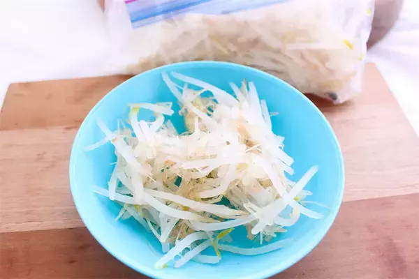 【冷凍の裏ワザ】傷みやすい「もやし」を正しく冷凍してみた！２週間保存できるうえ凍ったまま調理OK！