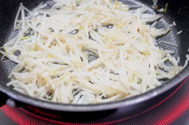 【冷凍の裏ワザ】傷みやすい「もやし」を正しく冷凍してみた！２週間保存できるうえ凍ったまま調理OK！