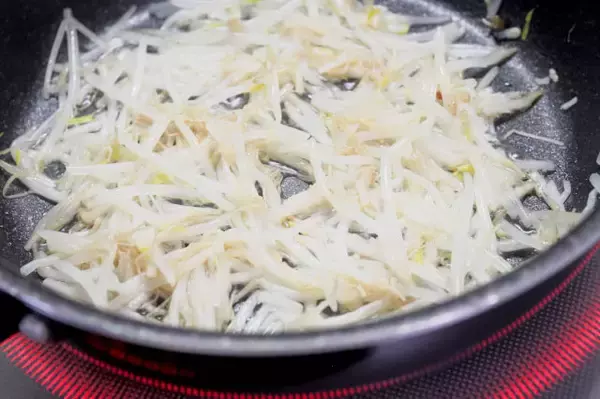 「【冷凍の裏ワザ】傷みやすい「もやし」を正しく冷凍してみた！２週間保存できるうえ凍ったまま調理OK！」の画像