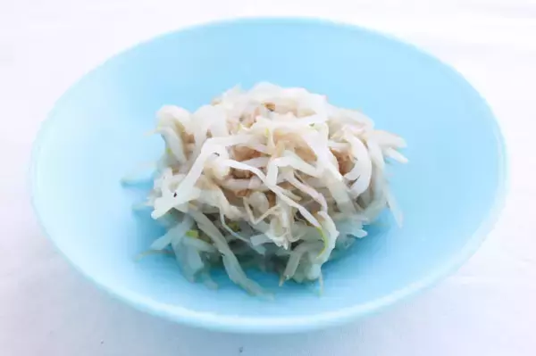 「【冷凍の裏ワザ】傷みやすい「もやし」を正しく冷凍してみた！２週間保存できるうえ凍ったまま調理OK！」の画像