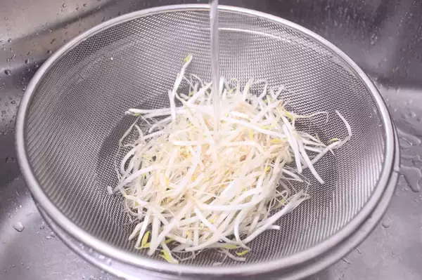 「【冷凍の裏ワザ】傷みやすい「もやし」を正しく冷凍してみた！２週間保存できるうえ凍ったまま調理OK！」の画像