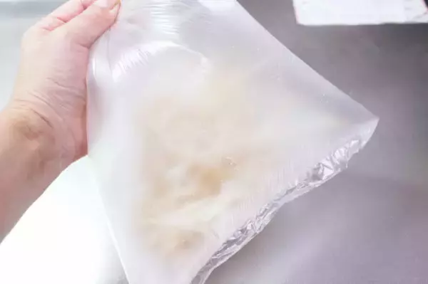 「【冷凍の裏ワザ】傷みやすい「もやし」を正しく冷凍してみた！２週間保存できるうえ凍ったまま調理OK！」の画像