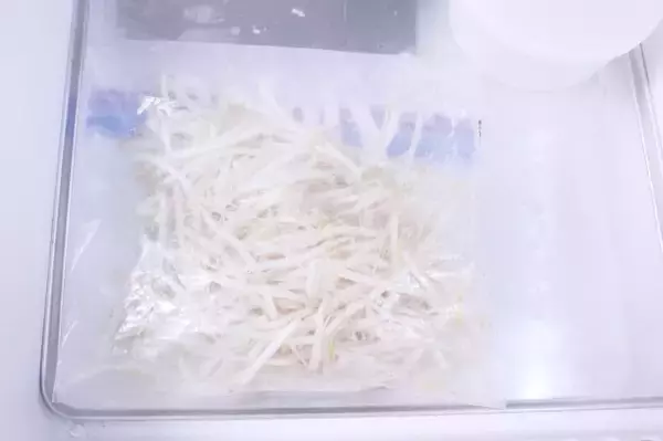 「【冷凍の裏ワザ】傷みやすい「もやし」を正しく冷凍してみた！２週間保存できるうえ凍ったまま調理OK！」の画像