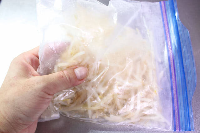 【冷凍の裏ワザ】傷みやすい「もやし」を正しく冷凍してみた！２週間保存できるうえ凍ったまま調理OK！