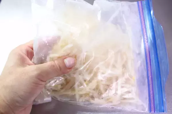 「【冷凍の裏ワザ】傷みやすい「もやし」を正しく冷凍してみた！２週間保存できるうえ凍ったまま調理OK！」の画像