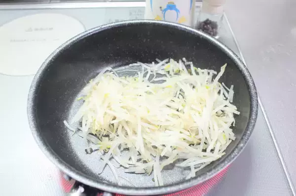 「【冷凍の裏ワザ】傷みやすい「もやし」を正しく冷凍してみた！２週間保存できるうえ凍ったまま調理OK！」の画像