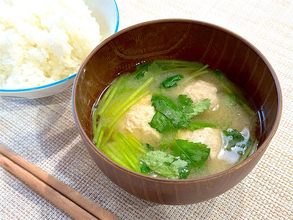【薬膳おみそ汁】で季節の変わり目不調をリセット♡「鶏団子と根三つ葉のおみそ汁」作ろう！ふわふわ団子が滋味～