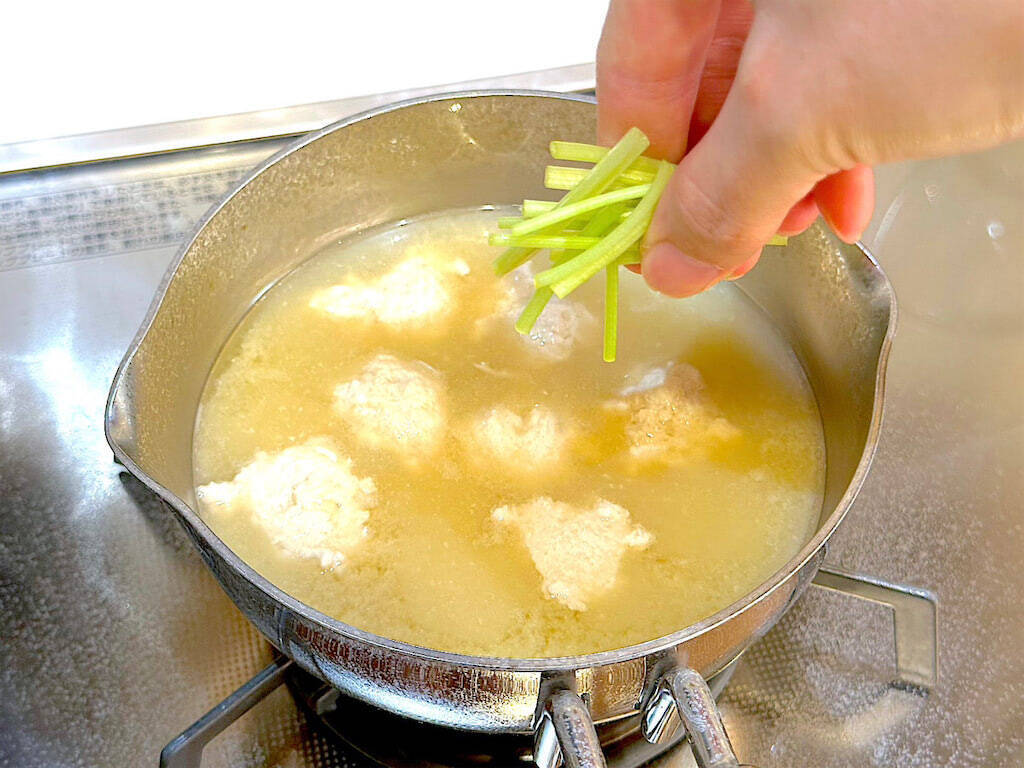 【薬膳おみそ汁】で季節の変わり目不調をリセット♡「鶏団子と根三つ葉のおみそ汁」作ろう！ふわふわ団子が滋味～