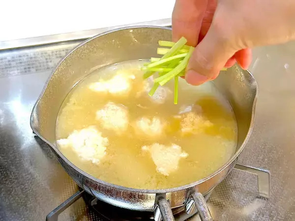 「【薬膳おみそ汁】で季節の変わり目不調をリセット♡「鶏団子と根三つ葉のおみそ汁」作ろう！ふわふわ団子が滋味～」の画像