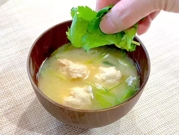 「【薬膳おみそ汁】で季節の変わり目不調をリセット♡「鶏団子と根三つ葉のおみそ汁」作ろう！ふわふわ団子が滋味～」の画像