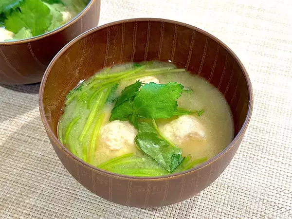 「【薬膳おみそ汁】で季節の変わり目不調をリセット♡「鶏団子と根三つ葉のおみそ汁」作ろう！ふわふわ団子が滋味～」の画像