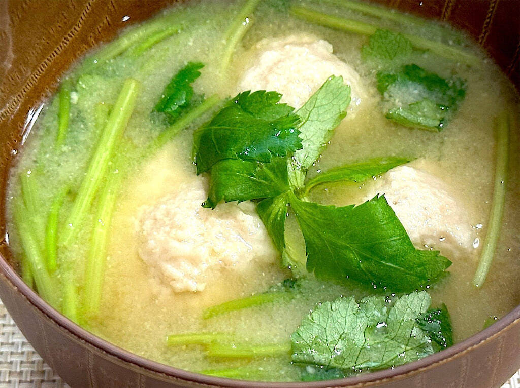 【薬膳おみそ汁】で季節の変わり目不調をリセット♡「鶏団子と根三つ葉のおみそ汁」作ろう！ふわふわ団子が滋味～