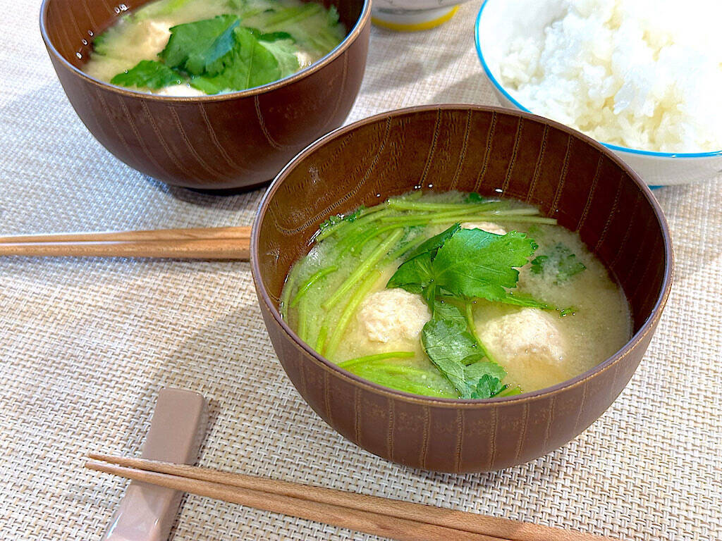 【薬膳おみそ汁】で季節の変わり目不調をリセット♡「鶏団子と根三つ葉のおみそ汁」作ろう！ふわふわ団子が滋味～