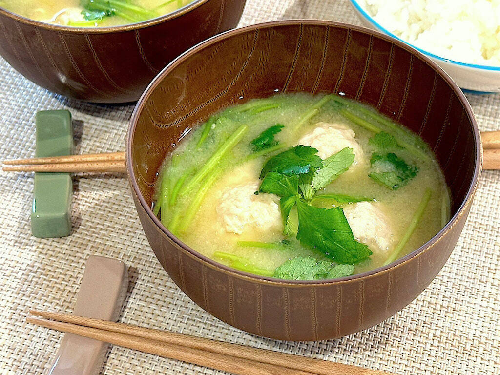 【薬膳おみそ汁】で季節の変わり目不調をリセット♡「鶏団子と根三つ葉のおみそ汁」作ろう！ふわふわ団子が滋味～
