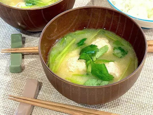 「【薬膳おみそ汁】で季節の変わり目不調をリセット♡「鶏団子と根三つ葉のおみそ汁」作ろう！ふわふわ団子が滋味～」の画像