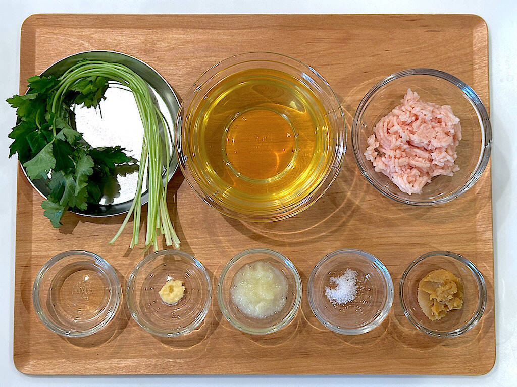 【薬膳おみそ汁】で季節の変わり目不調をリセット♡「鶏団子と根三つ葉のおみそ汁」作ろう！ふわふわ団子が滋味～