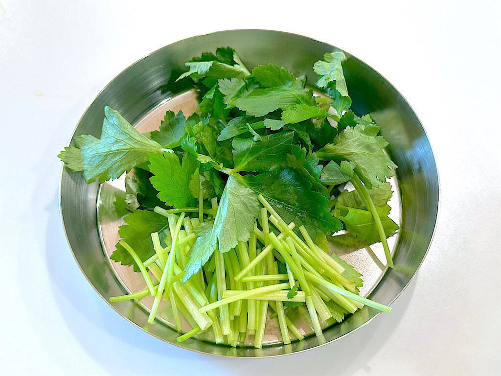 【薬膳おみそ汁】で季節の変わり目不調をリセット♡「鶏団子と根三つ葉のおみそ汁」作ろう！ふわふわ団子が滋味～