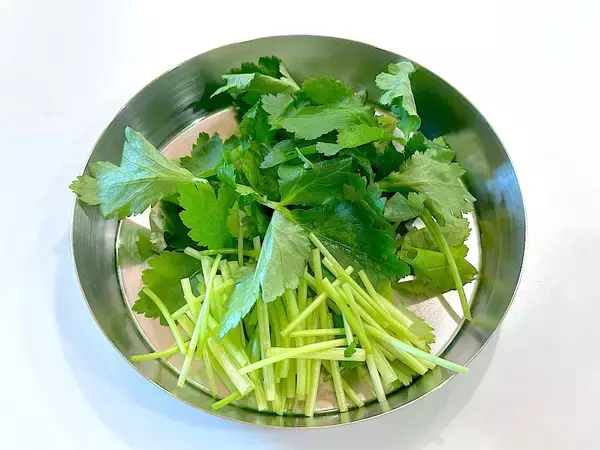 「【薬膳おみそ汁】で季節の変わり目不調をリセット♡「鶏団子と根三つ葉のおみそ汁」作ろう！ふわふわ団子が滋味～」の画像